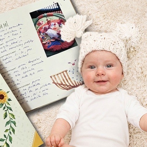 Usměvavé miminko s knihou Jak rostu